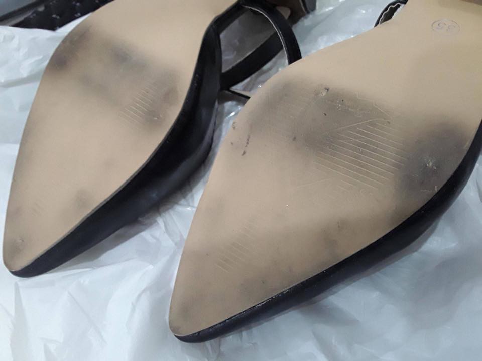 Cô gái mua giày cao gót về đi thử 8 ngày mòn cả đế rồi đòi trả lại shop vì lý do hơi rộng