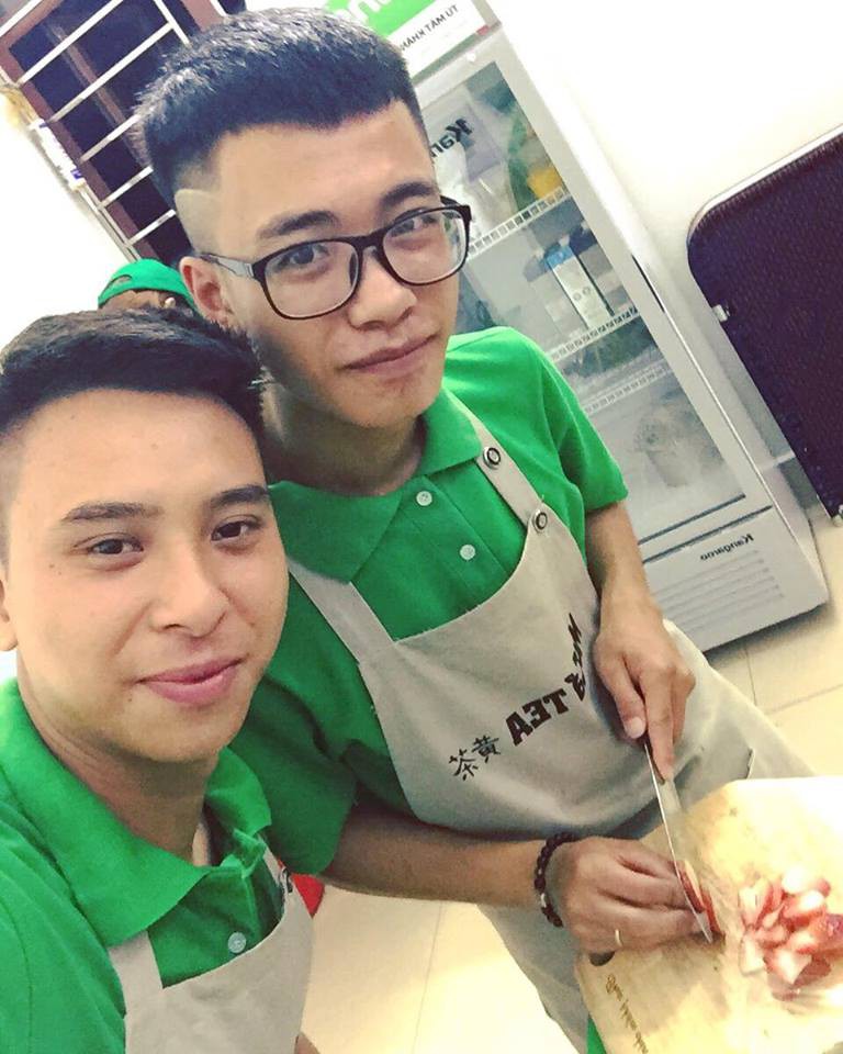 Clip anh nhân viên cúi đầu xin lỗi... chiếc phích và câu chuyện cảm động phía sau