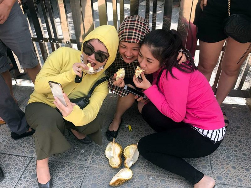 Hà Nội: Xếp hàng giữa trưa nắng tranh mua 17 tấn sầu riêng ế