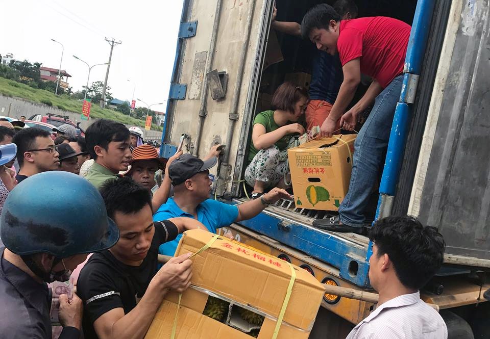 Hà Nội: Xếp hàng giữa trưa nắng tranh mua 17 tấn sầu riêng ế