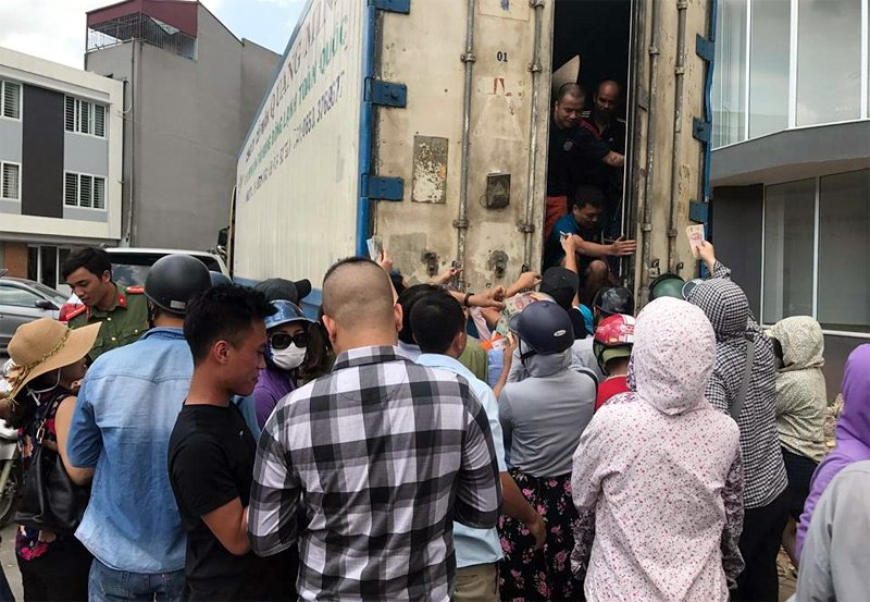 Hà Nội: Xếp hàng giữa trưa nắng tranh mua 17 tấn sầu riêng ế