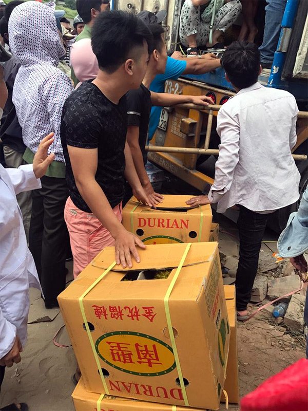 Hà Nội: Xếp hàng giữa trưa nắng tranh mua 17 tấn sầu riêng ế