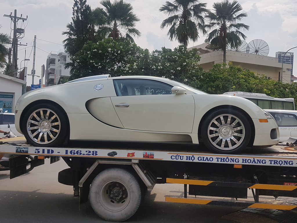 Bugatti Veyron độc nhất Việt Nam xuất hiện trên phố Bugatti Veyron độc nhất Việt Nam xuất hiện trên phố