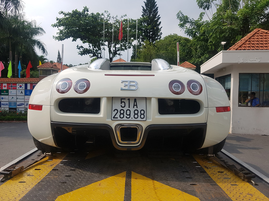 Bugatti Veyron độc nhất Việt Nam xuất hiện trên phố Bugatti Veyron độc nhất Việt Nam xuất hiện trên phố