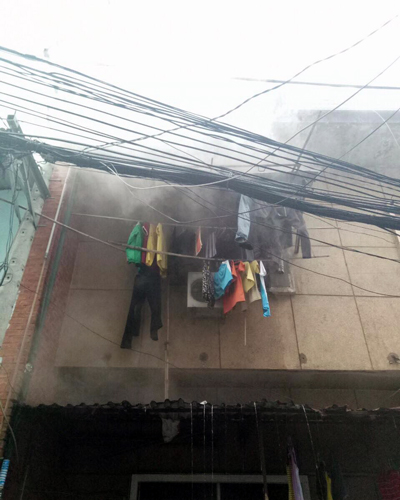 Cảnh sát cứu 2 người kẹt trong căn hộ cháy ở Sài Gòn