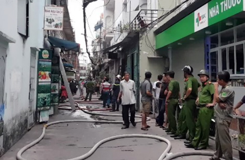 Cảnh sát cứu 2 người kẹt trong căn hộ cháy ở Sài Gòn