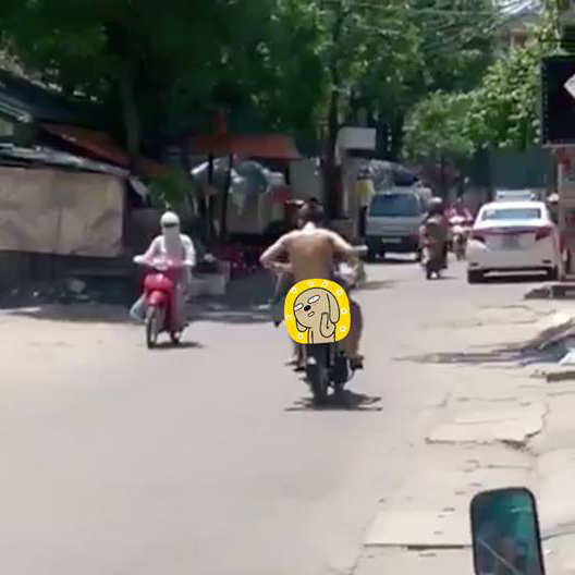 Hà Nội: Cô gái lớn tiếng chửi bới đuổi theo thanh niên trần như nhộng ngồi sau xe máy không rõ nguyên nhân