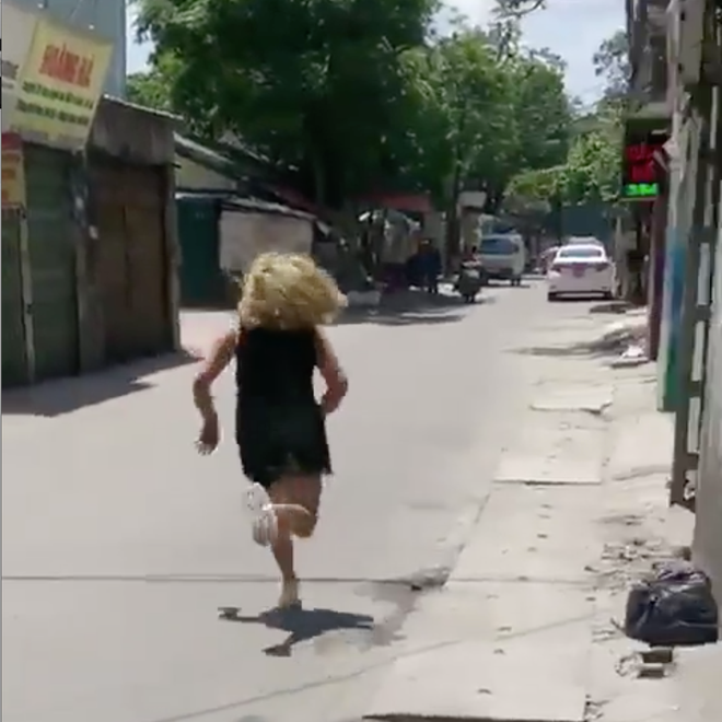 Hà Nội: Cô gái lớn tiếng chửi bới đuổi theo thanh niên trần như nhộng ngồi sau xe máy không rõ nguyên nhân