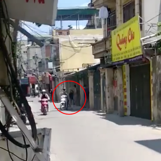 Hà Nội: Cô gái lớn tiếng chửi bới đuổi theo thanh niên trần như nhộng ngồi sau xe máy không rõ nguyên nhân