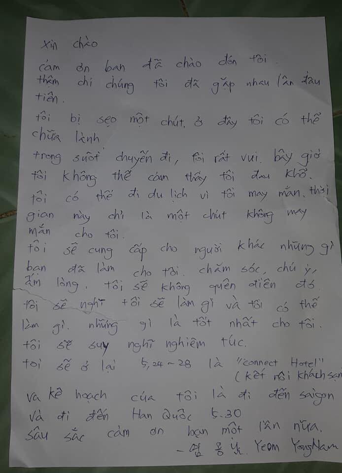 Du khách Hàn Quốc ôm bảng tìm hành lý bị mất cắp ở Mũi Né Du khách Hàn Quốc ôm bảng tìm hành lý bị mất cắp ở Mũi Né