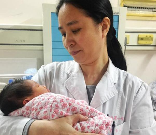 Kỳ lạ em bé vừa chào đời đã 17 tuổi