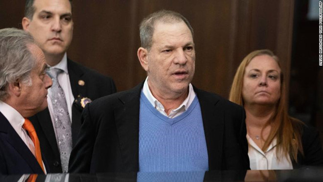 Harvey Weinstein bị còng tay khi hầu tòa vì cáo buộc cưỡng hiếp
