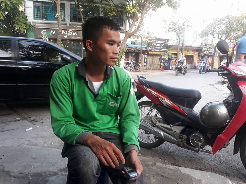 Hà Nội: Tài xế Grab tiếc ngẩn ngơ vì bị nữ khách hàng ăn mặc lịch sự, vờ hỏi thăm ân cần để mượn điện thoại rồi biến mất hút