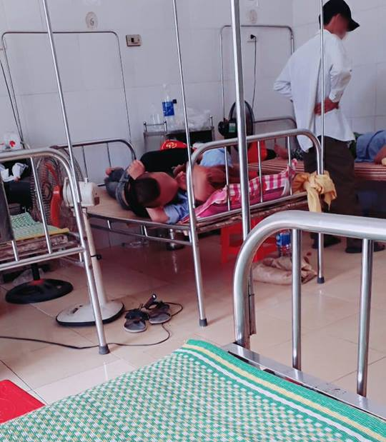 Nóng mắt với cảnh cặp đôi ôm nhau, hôn hít ngay trên giường bệnh viện giữa bốn bề bệnh nhân