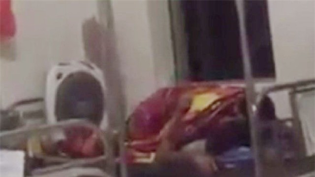 Nóng mắt với cảnh cặp đôi ôm nhau, hôn hít ngay trên giường bệnh viện giữa bốn bề bệnh nhân