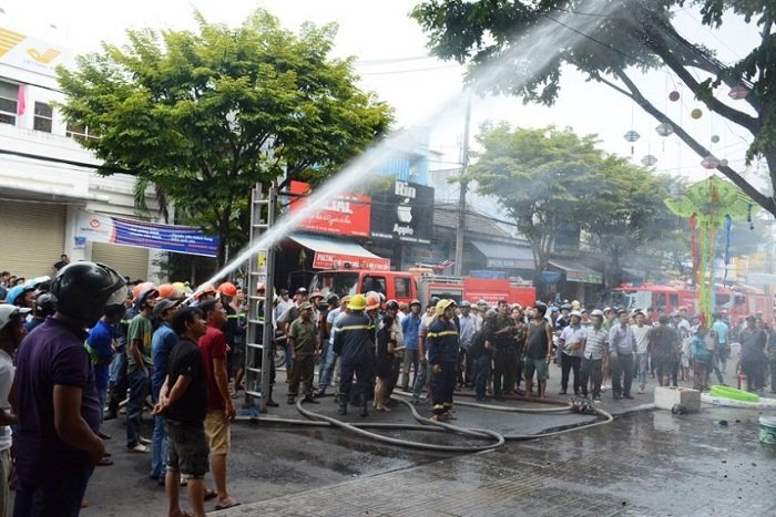 Cửa hàng cháy rừng rực, dân bỏ chạy tán loạn