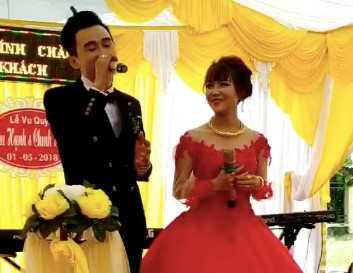 Chú rể Quảng Bình hát Cô gái M53 tặng vợ trong ngày cưới