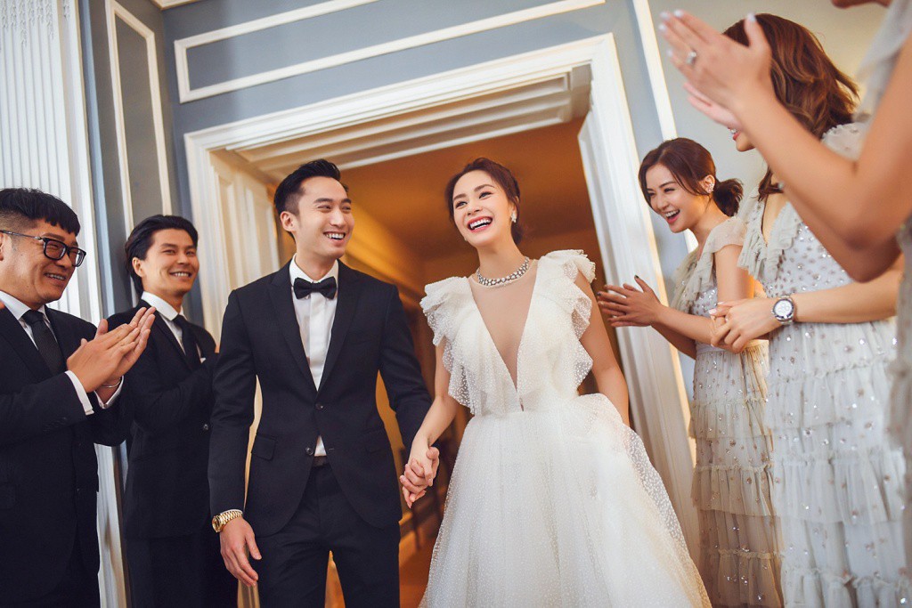 Tròn 10 năm tủi hờn vì scandal ảnh nóng, Chung Hân Đồng khóc như mưa trong hôn lễ đẹp như cổ tích của mình Tròn 10 năm tủi hờn vì scandal ảnh nóng, Chung Hân Đồng khóc như mưa trong hôn lễ đẹp như cổ tích của mình