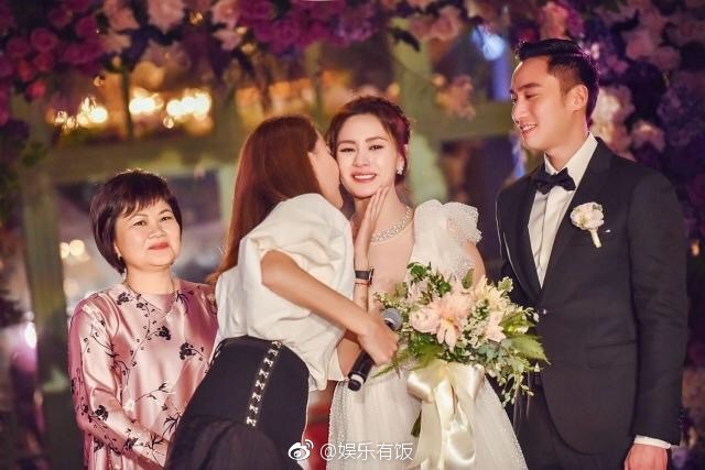 Tròn 10 năm tủi hờn vì scandal ảnh nóng, Chung Hân Đồng khóc như mưa trong hôn lễ đẹp như cổ tích của mình Tròn 10 năm tủi hờn vì scandal ảnh nóng, Chung Hân Đồng khóc như mưa trong hôn lễ đẹp như cổ tích của mình