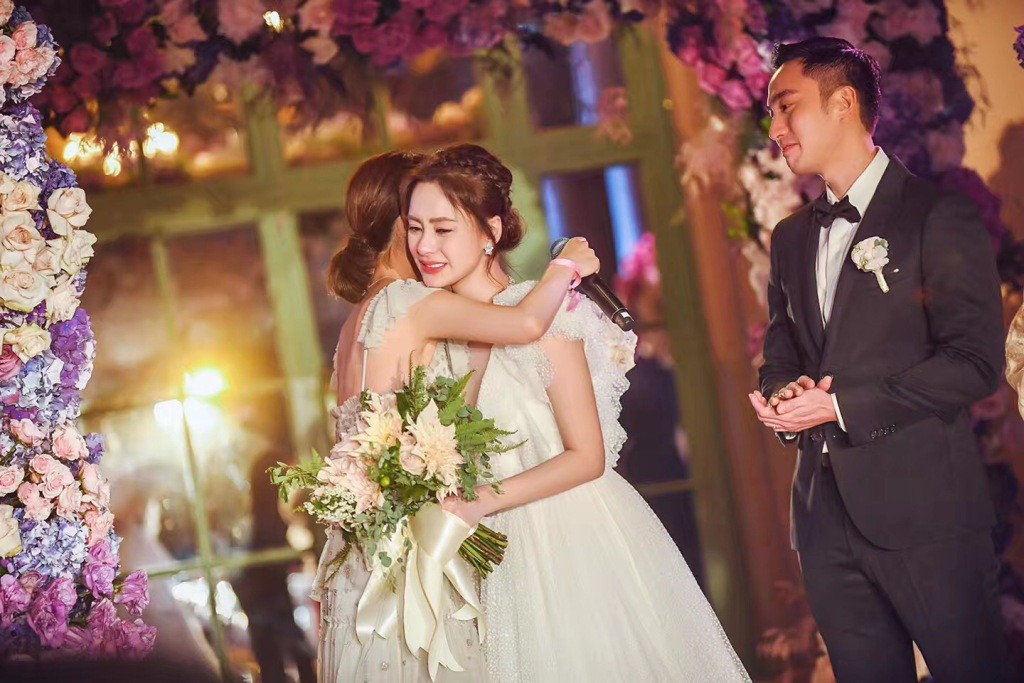 Tròn 10 năm tủi hờn vì scandal ảnh nóng, Chung Hân Đồng khóc như mưa trong hôn lễ đẹp như cổ tích của mình