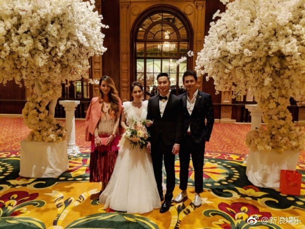 Tròn 10 năm tủi hờn vì scandal ảnh nóng, Chung Hân Đồng khóc như mưa trong hôn lễ đẹp như cổ tích của mình Tròn 10 năm tủi hờn vì scandal ảnh nóng, Chung Hân Đồng khóc như mưa trong hôn lễ đẹp như cổ tích của mình