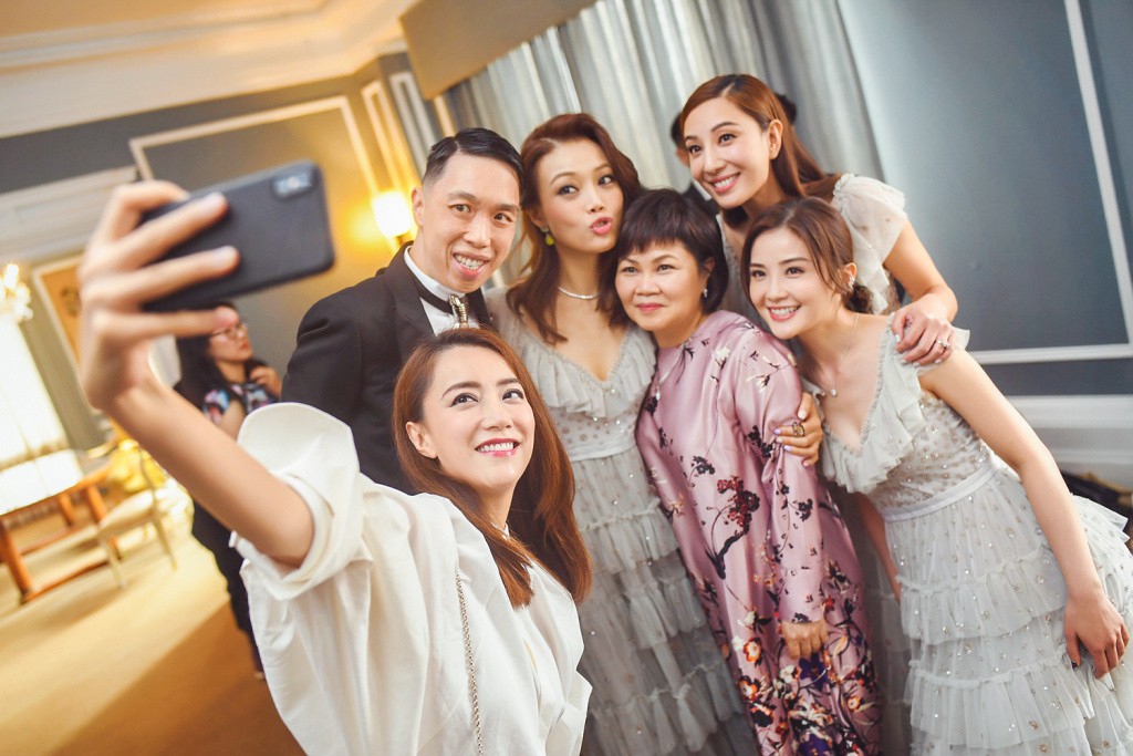 Tròn 10 năm tủi hờn vì scandal ảnh nóng, Chung Hân Đồng khóc như mưa trong hôn lễ đẹp như cổ tích của mình Tròn 10 năm tủi hờn vì scandal ảnh nóng, Chung Hân Đồng khóc như mưa trong hôn lễ đẹp như cổ tích của mình