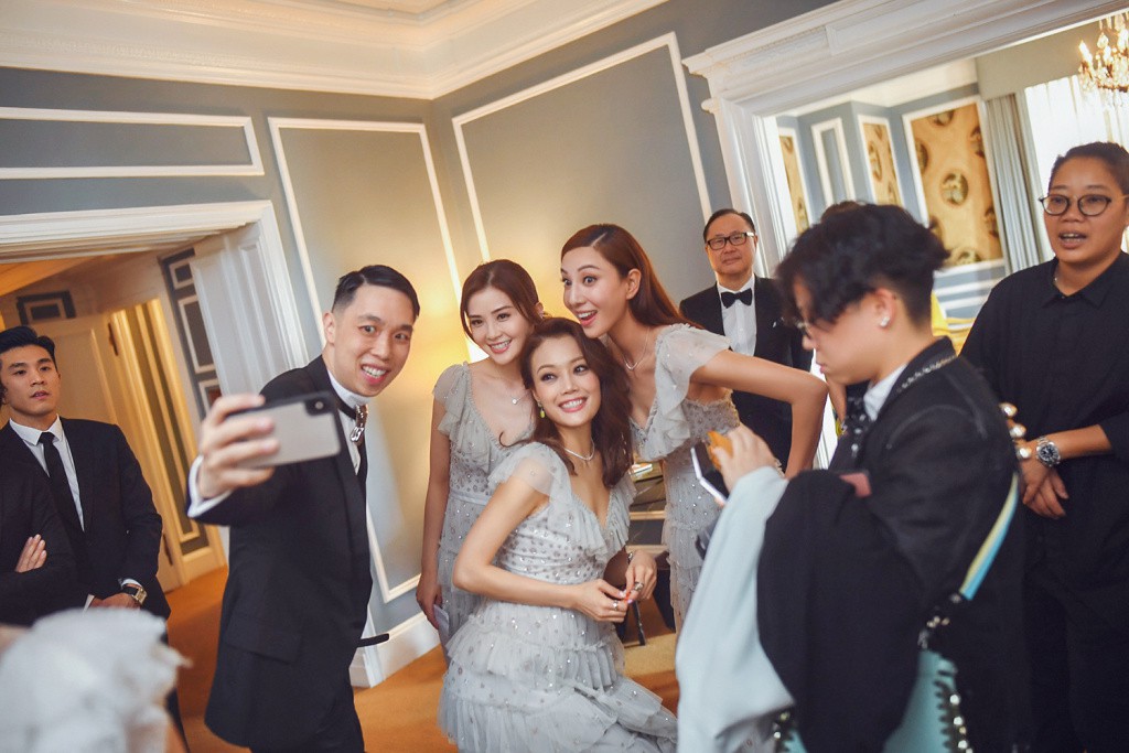 Tròn 10 năm tủi hờn vì scandal ảnh nóng, Chung Hân Đồng khóc như mưa trong hôn lễ đẹp như cổ tích của mình Tròn 10 năm tủi hờn vì scandal ảnh nóng, Chung Hân Đồng khóc như mưa trong hôn lễ đẹp như cổ tích của mình