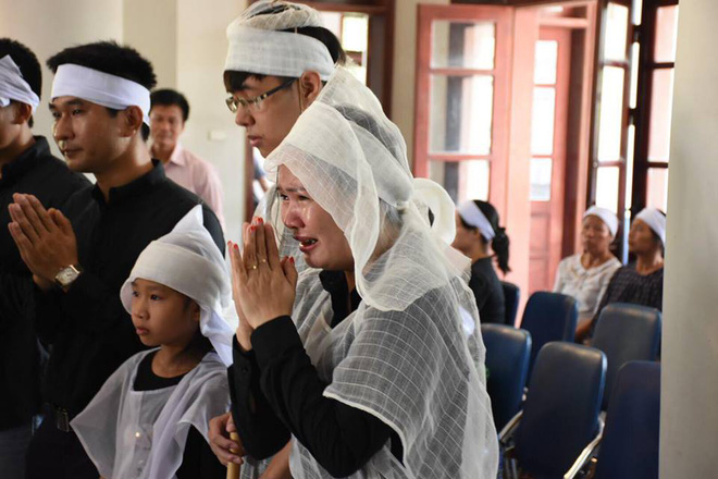 Đám tang đẫm nước mắt tiễn đưa thi hài lái tàu vụ tai nạn lật tàu ở Thanh Hóa về nơi an nghỉ cuối cùng