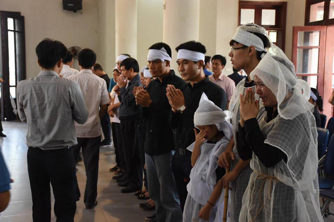 Đám tang đẫm nước mắt tiễn đưa thi hài lái tàu vụ tai nạn lật tàu ở Thanh Hóa về nơi an nghỉ cuối cùng Đám tang đẫm nước mắt tiễn đưa thi hài lái tàu vụ tai nạn lật tàu ở Thanh Hóa về nơi an nghỉ cuối cùng