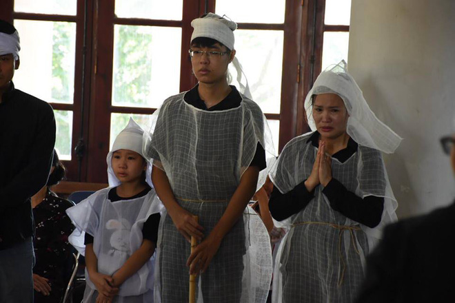 Đám tang đẫm nước mắt tiễn đưa thi hài lái tàu vụ tai nạn lật tàu ở Thanh Hóa về nơi an nghỉ cuối cùng