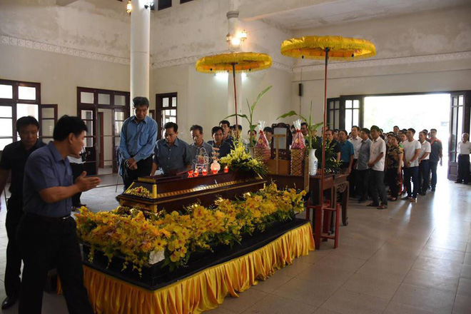 Đám tang đẫm nước mắt tiễn đưa thi hài lái tàu vụ tai nạn lật tàu ở Thanh Hóa về nơi an nghỉ cuối cùng Đám tang đẫm nước mắt tiễn đưa thi hài lái tàu vụ tai nạn lật tàu ở Thanh Hóa về nơi an nghỉ cuối cùng
