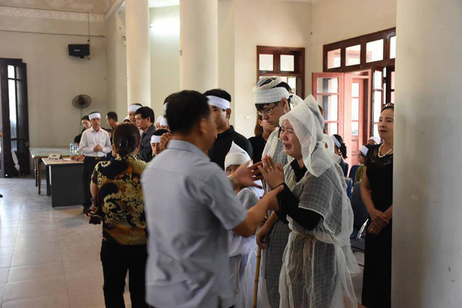 Đám tang đẫm nước mắt tiễn đưa thi hài lái tàu vụ tai nạn lật tàu ở Thanh Hóa về nơi an nghỉ cuối cùng Đám tang đẫm nước mắt tiễn đưa thi hài lái tàu vụ tai nạn lật tàu ở Thanh Hóa về nơi an nghỉ cuối cùng