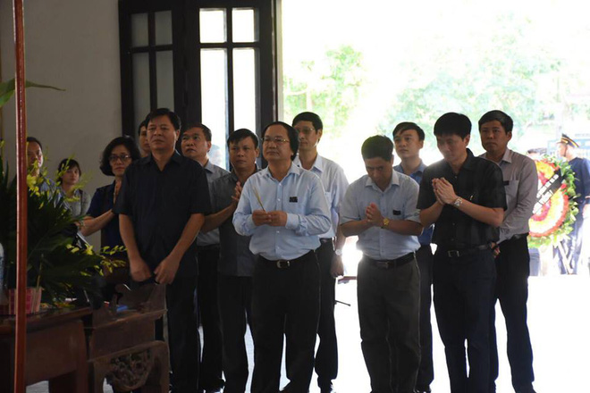 Đám tang đẫm nước mắt tiễn đưa thi hài lái tàu vụ tai nạn lật tàu ở Thanh Hóa về nơi an nghỉ cuối cùng