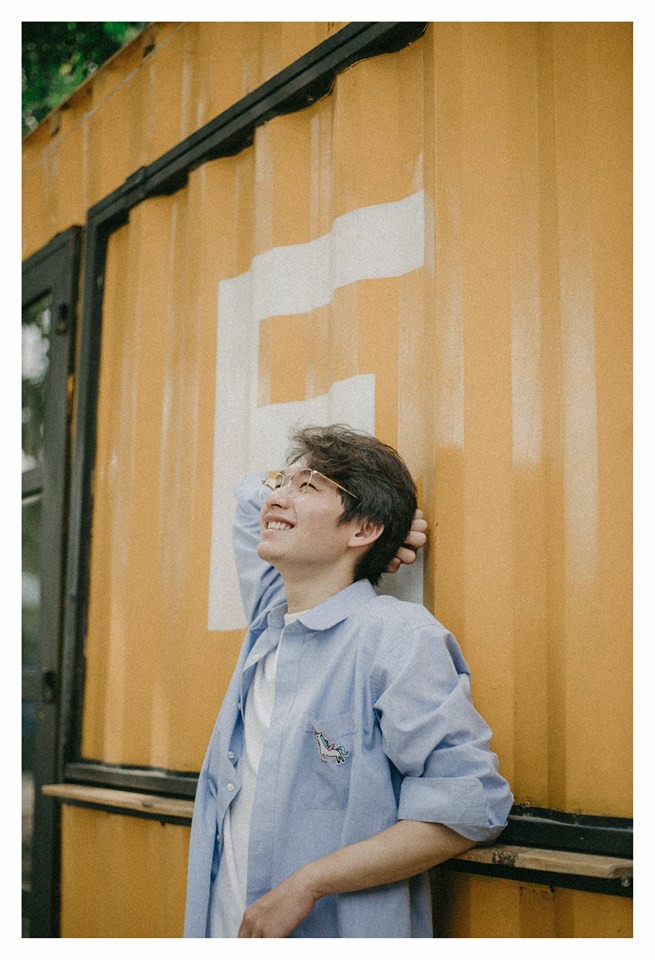 Hồi đi học, ai cũng trót cảm nắng một cậu bạn đeo kính và có nụ cười hiền thế này!