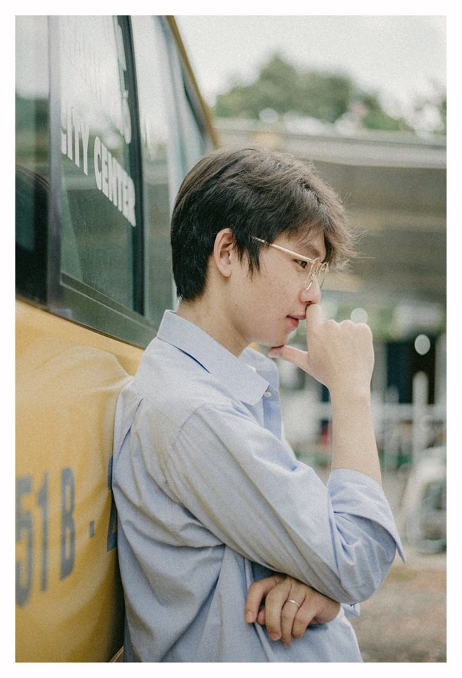 Hồi đi học, ai cũng trót cảm nắng một cậu bạn đeo kính và có nụ cười hiền thế này!