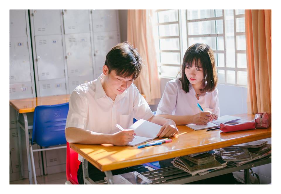 Hồi đi học, ai cũng trót cảm nắng một cậu bạn đeo kính và có nụ cười hiền thế này!