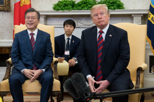 Lập trường xoay như chong chóng của Trump khiến đồng minh hoang mang