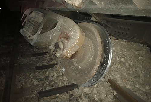 Tàu chở đá trật bánh lúc vào ga ở Nghệ An