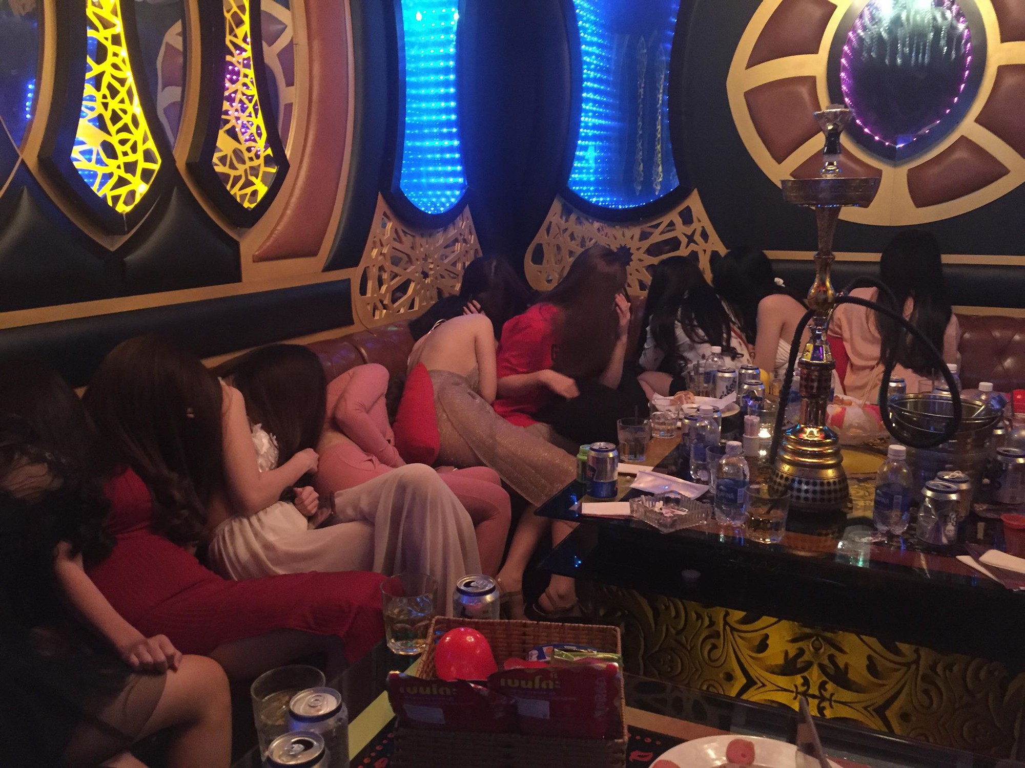 Phát hiện gần 100 nữ tiếp viên ăn mặc hở hang đang phục vụ khách trong nhà hàng, khách sạn ở trung tâm Sài Gòn