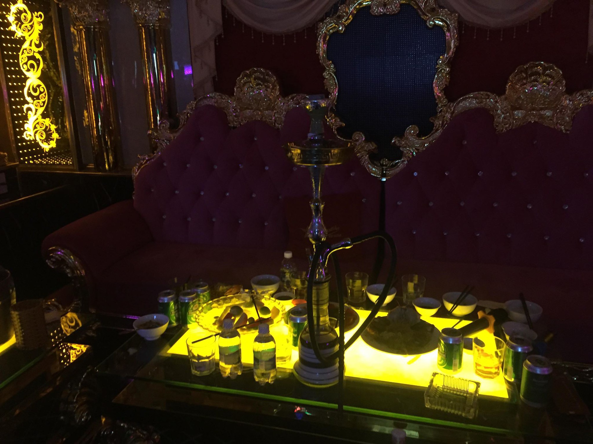 Phát hiện gần 100 nữ tiếp viên ăn mặc hở hang đang phục vụ khách trong nhà hàng, khách sạn ở trung tâm Sài Gòn