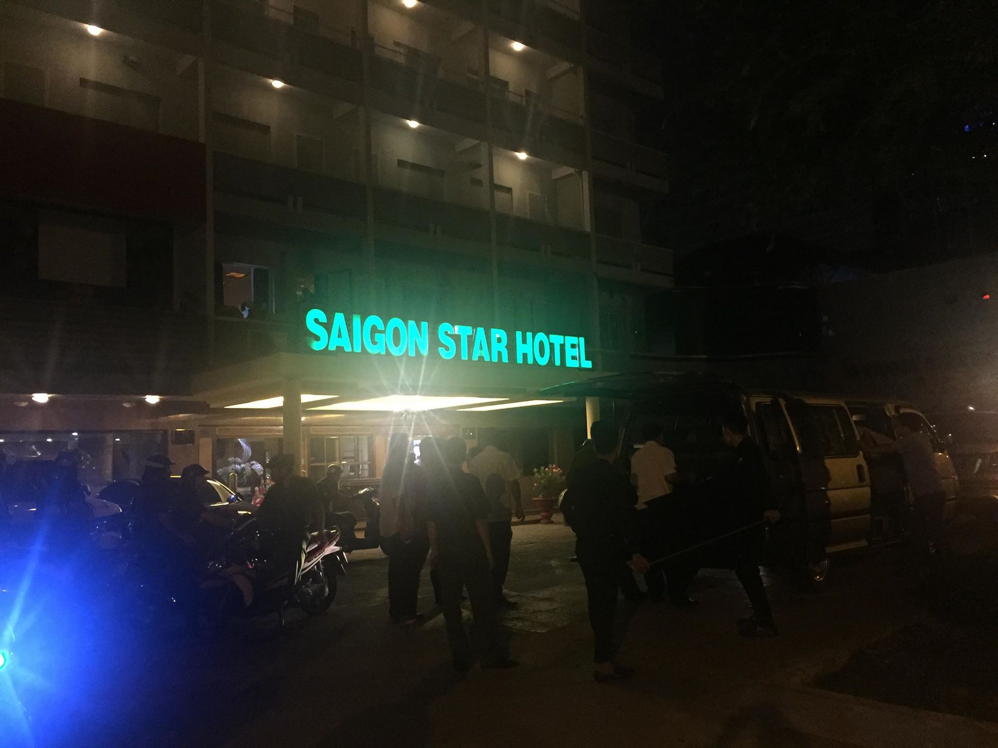 Phát hiện gần 100 nữ tiếp viên ăn mặc hở hang đang phục vụ khách trong nhà hàng, khách sạn ở trung tâm Sài Gòn