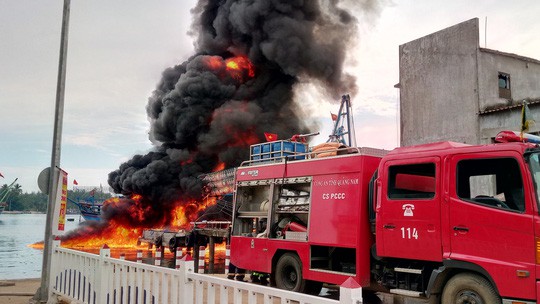 Quảng Nam: Tàu câu mực cháy dữ dội, 10 tỉ đồng thành tro