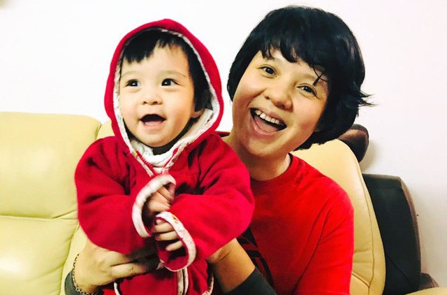 Nhà báo Diễm Quỳnh: Làm mẹ ở tuổi 45, tôi khá nhàn vì có con gái lớn hỗ trợ