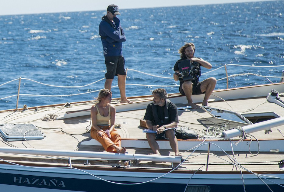Người đẹp Dị Biệt không màng hình tượng lao ra biển dữ cứu người yêu Adrift Người đẹp Dị Biệt không màng hình tượng lao ra biển dữ cứu người yêu Adrift