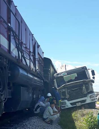 Tàu hàng đâm xe bồn, đường sắt tê liệt hơn một giờ
