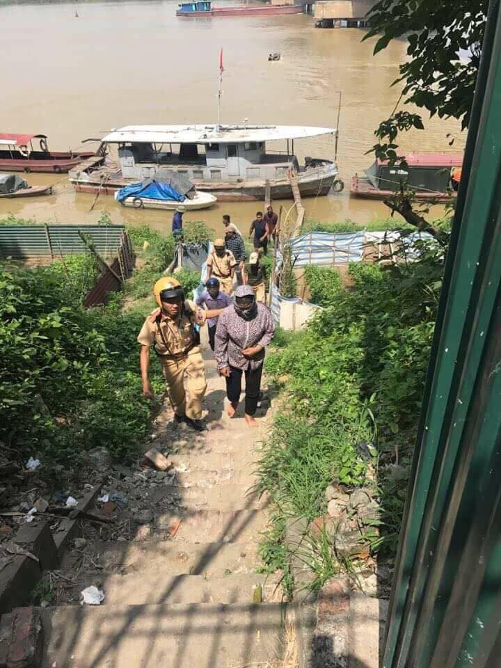 Hà Nội: Buồn chán chuyện gia đình, người phụ nữ nhảy cầu tự tử được CSGT huy động canô cứu sống