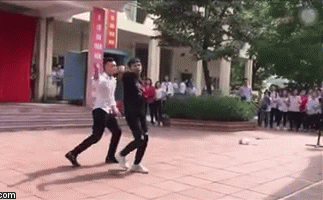 Màn nhảy nhót nóng bỏng của thầy giáo và nam học sinh gây tranh luận trên mạng xã hội