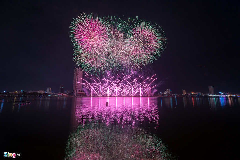 Pháo hoa Mỹ đẹp lấn át Pháp ở Đà Nẵng