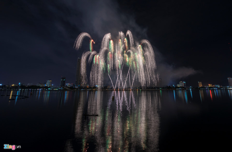 Pháo hoa Mỹ đẹp lấn át Pháp ở Đà Nẵng