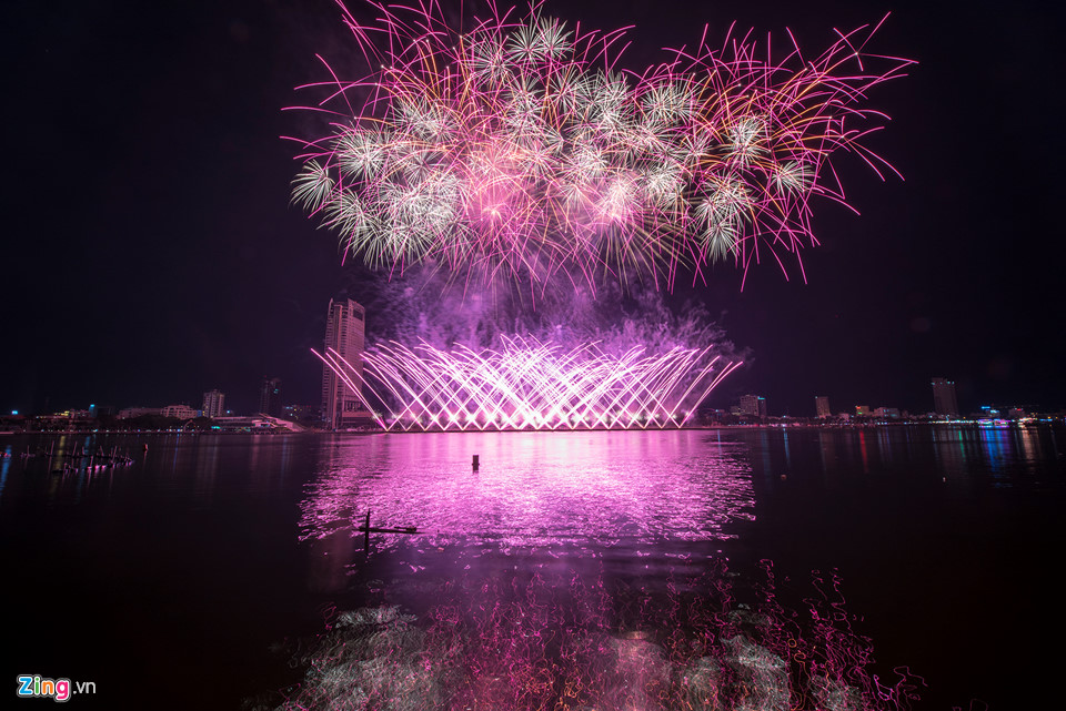 Pháo hoa Mỹ đẹp lấn át Pháp ở Đà Nẵng
